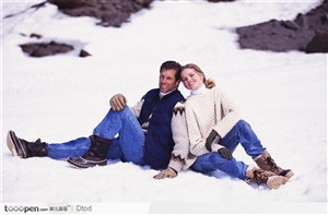 一对情侣在雪地上