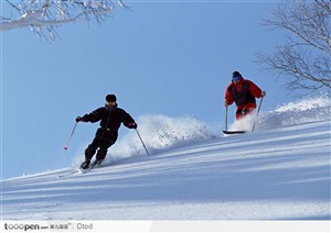 争先恐后的两个滑雪者