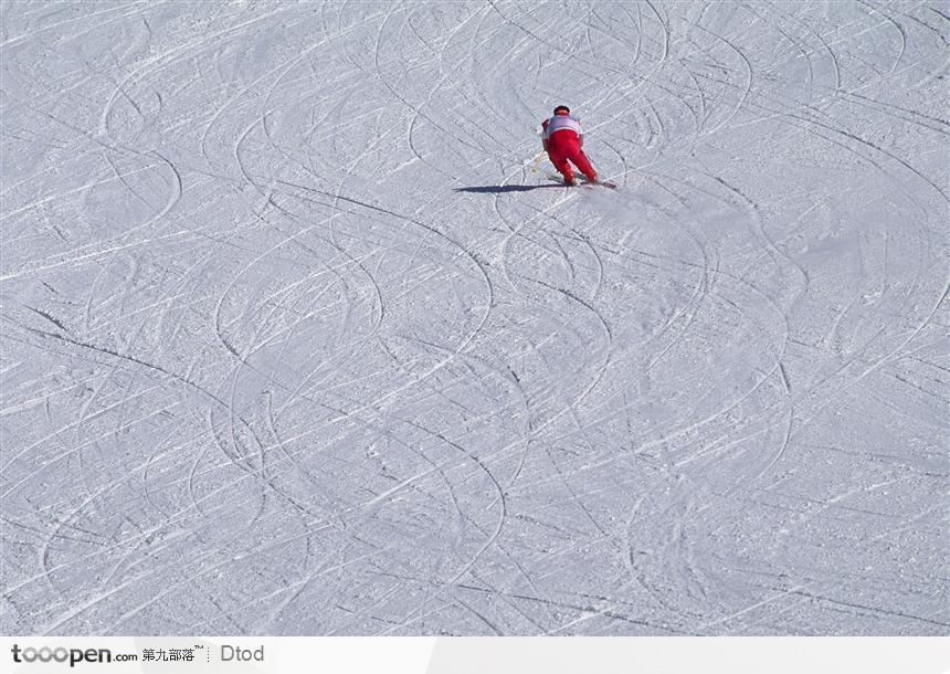 滑出的雪痕跡