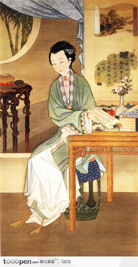坐著的女性