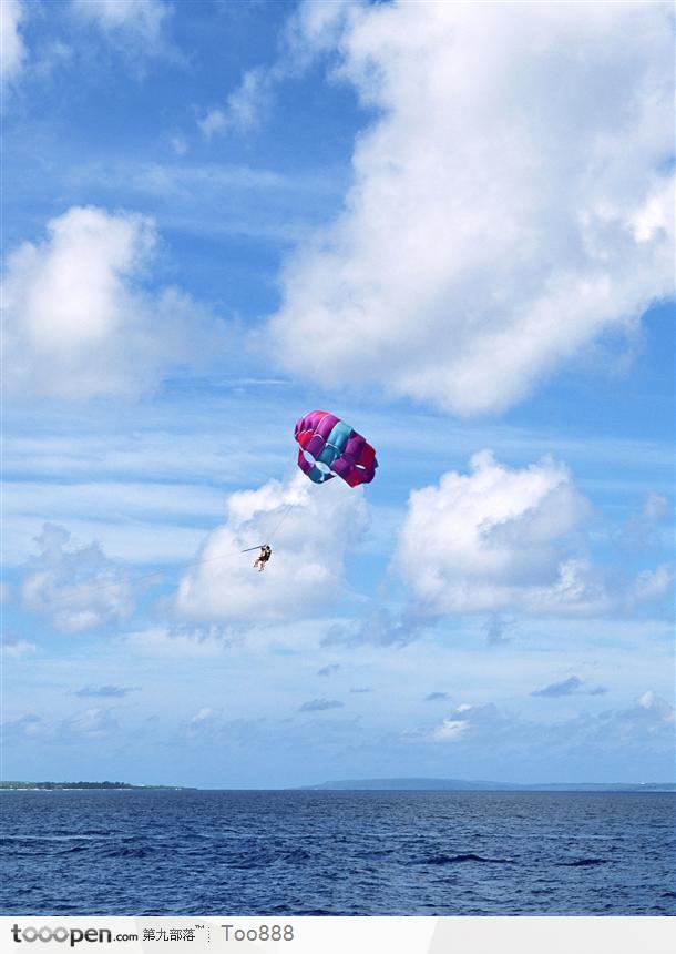 海面上空的降落傘