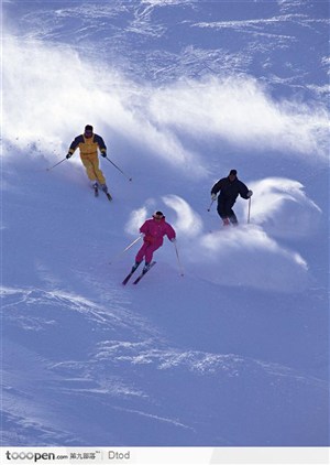 三人滑下雪山