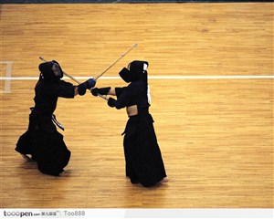 两名运动员在搏击木剑