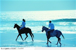 在海边骑着马浪漫的一对恋人
