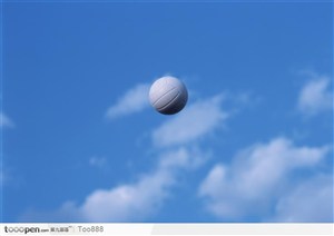 空中的纯白色排球
