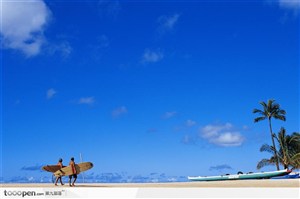 海边两名冲浪回家的人