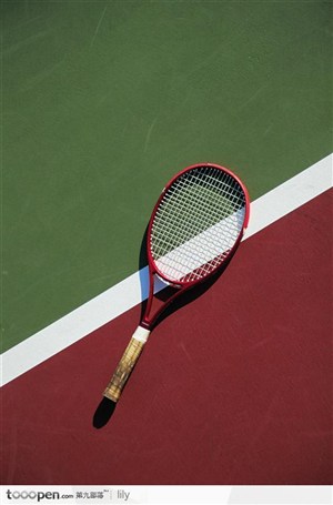 塑胶场地山放着的网球拍