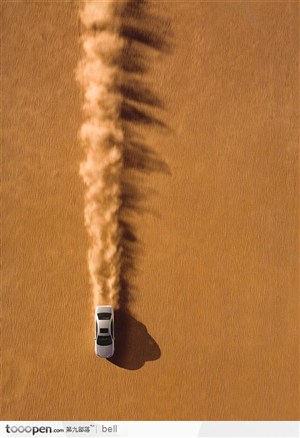飞奔的汽车 沙漠