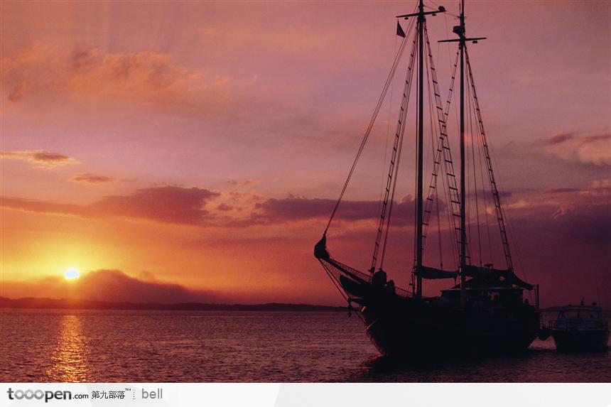 帆船 海水 山 夕阳