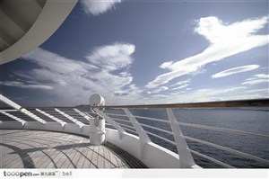 船 甲板 海水 蓝天 白云