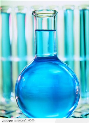 圆形玻璃器皿中的蓝色液体
