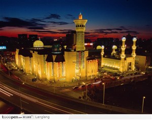 新疆城堡夜景图