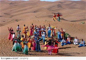 舞蹈中的维吾尔族人民
