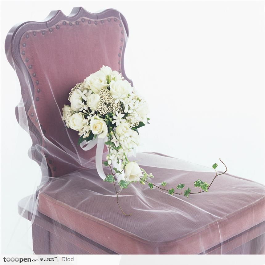 木椅子上一束白花