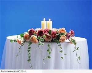 桌子上的花饰品
