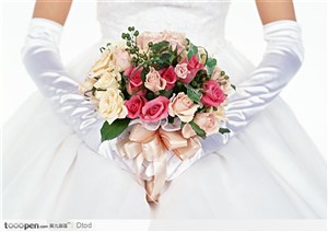 新娘双手合着一束玫瑰