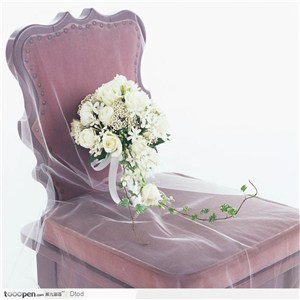 木椅子上一束白花