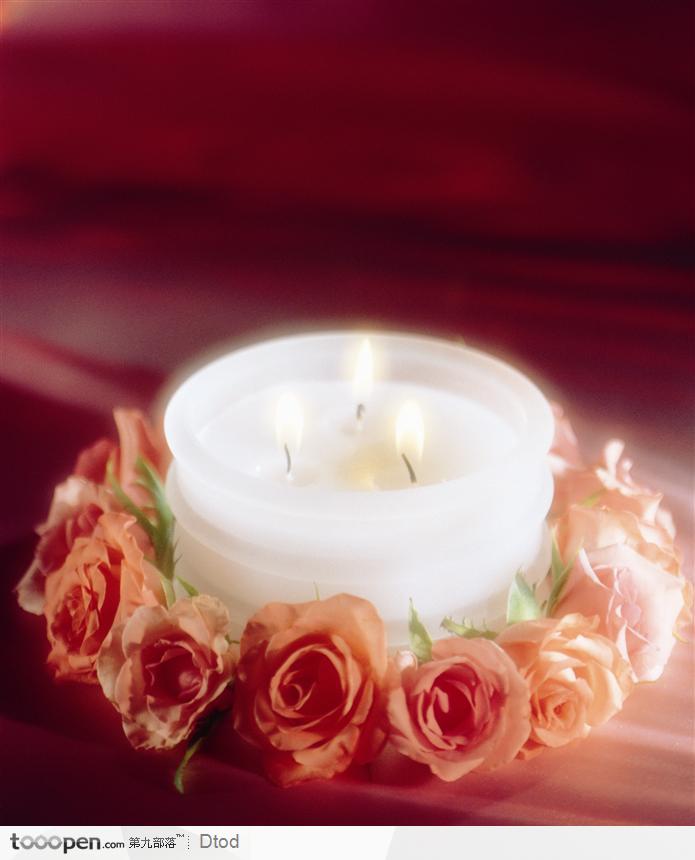 玫瑰花包边的蜡烛