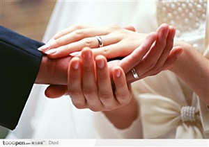 新娘双手合着新郎的手