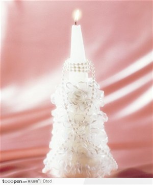 圆锥形蕾丝包边蜡烛