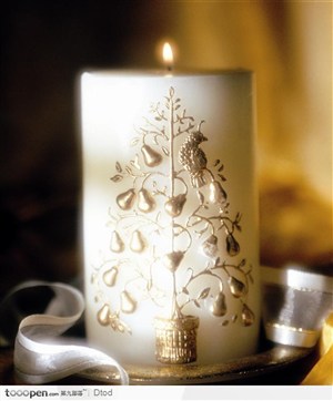 印有圣诞树的蜡烛