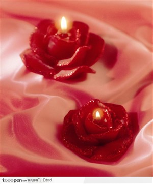 红玫瑰花状的蜡烛