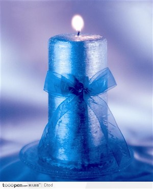蓝色绸状蜡烛