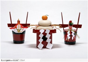 三个日式装饰品