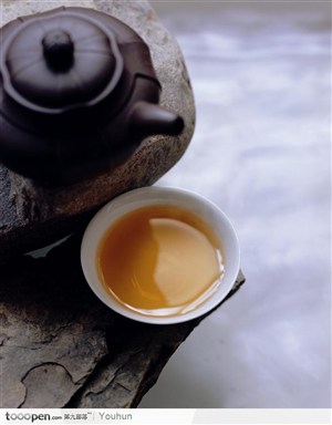 石台上的茶壶与茶杯
