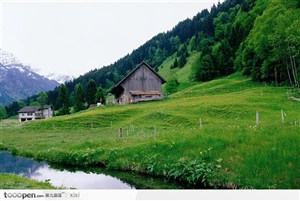 山下河邊的房屋