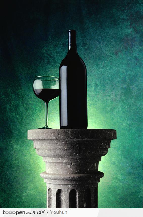 石柱上的一瓶子葡萄酒