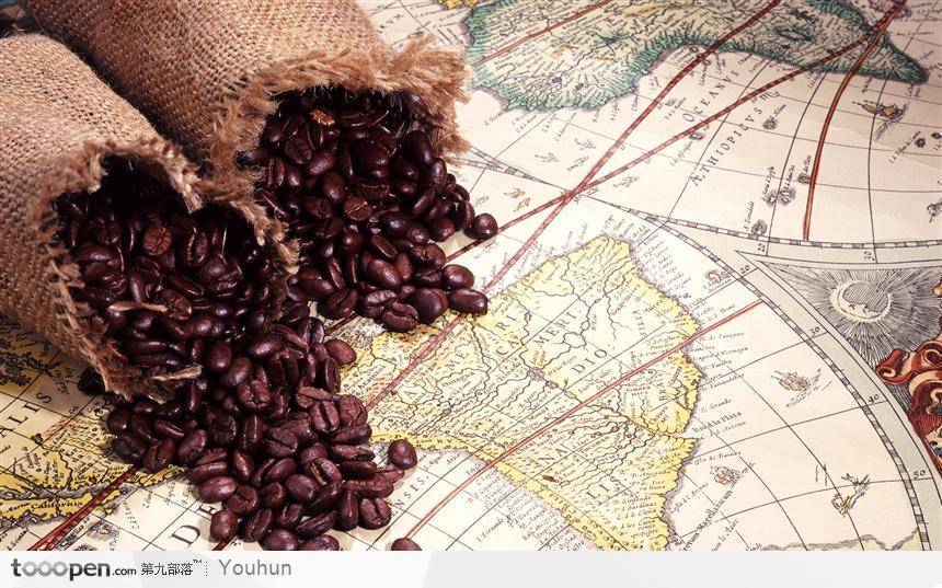 地图上放着的咖啡豆