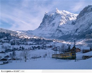 雪中的房屋和列车