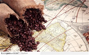 地图上放着的咖啡豆