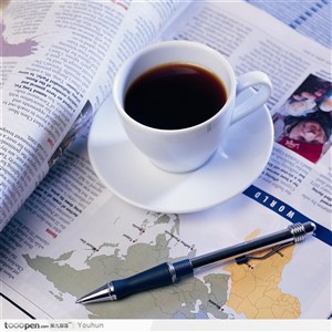 报纸上的一杯咖啡