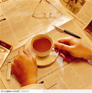 边看报纸边品咖啡
