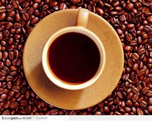 红色咖啡豆泡出的咖啡