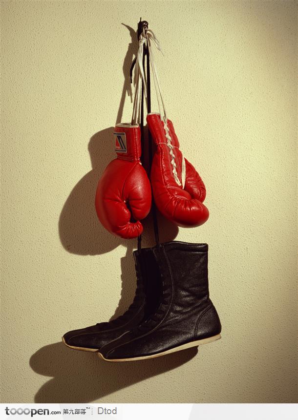 红色拳套和黑鞋（挂在墙壁上）
