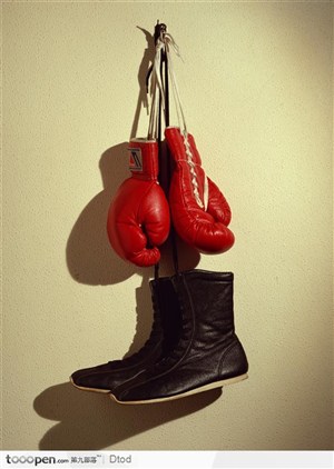 红色拳套和黑鞋（挂在墙壁上）