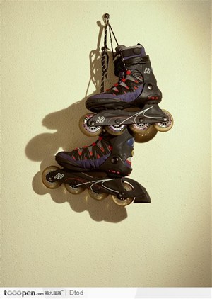 挂在墙上的一双滑冰鞋
