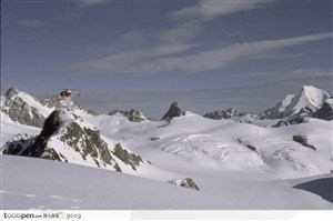 直升机在雪山上盘旋