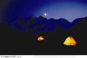 月光下宿营在雪山上的帐篷