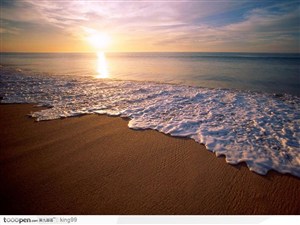 日出中的海水涌向沙滩