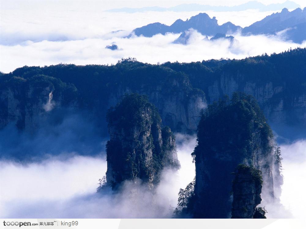 云雾缭绕的山峦