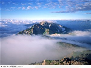 云雾缭绕的山峦