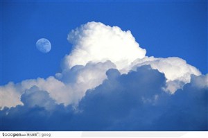 有月的空中视角天空白云