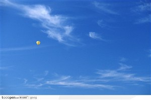 蓝天白云中黄色热气球
