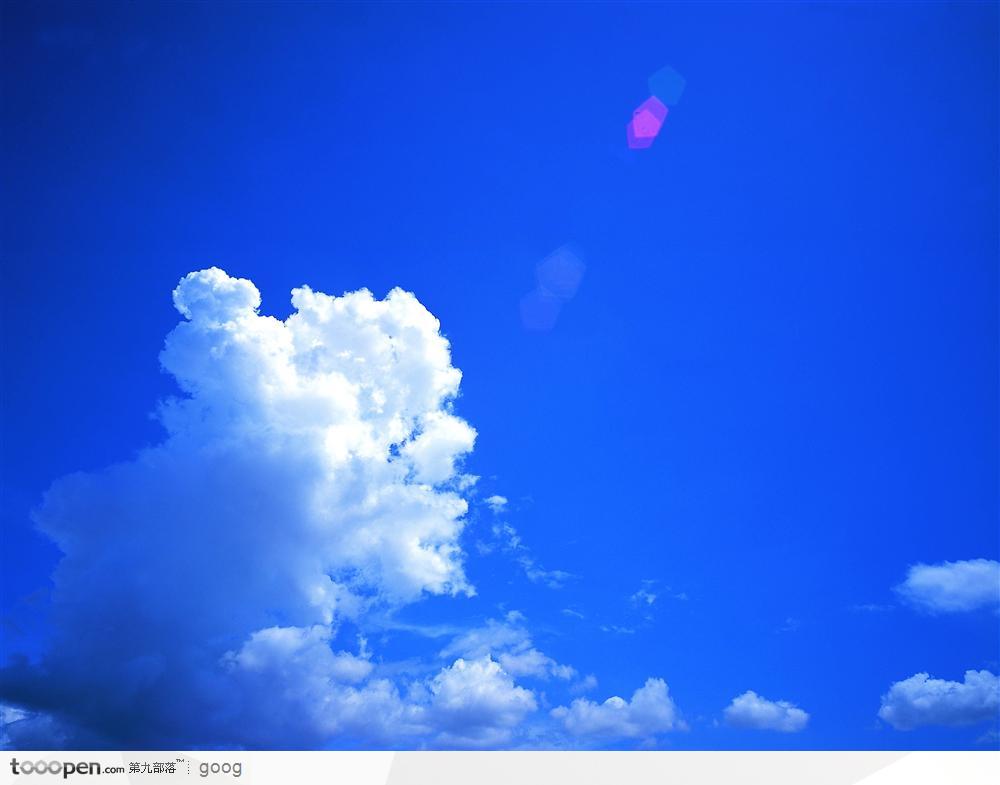 深蓝色天和成团的云