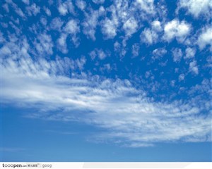 深蓝色天空和稀疏白云
