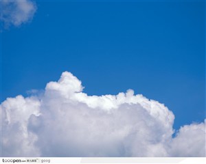 深蓝色天和成团的云